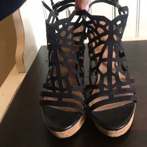 Black wedges